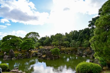 Japonya, Kyoto 'daki Nijo Şatosu' nun Japon garaj manzarası. Dünya Mirası Bölgesi, Japonya 'nın Kyoto şehrinde eski bir Japon mimarisi. Güneşli bir günde Nijo Kalesi 'nin güzelliğinin arkaplan manzarası.