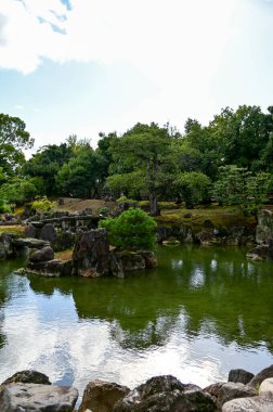 Japonya, Kyoto 'daki Nijo Şatosu' nun Japon garaj manzarası. Dünya Mirası Bölgesi, Japonya 'nın Kyoto şehrinde eski bir Japon mimarisi. Güneşli bir günde Nijo Kalesi 'nin güzelliğinin arkaplan manzarası.
