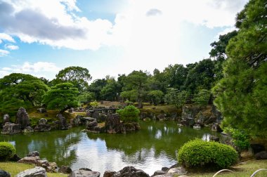 Japonya, Kyoto 'daki Nijo Şatosu' nun Japon garaj manzarası. Dünya Mirası Bölgesi, Japonya 'nın Kyoto şehrinde eski bir Japon mimarisi. Güneşli bir günde Nijo Kalesi 'nin güzelliğinin arkaplan manzarası.