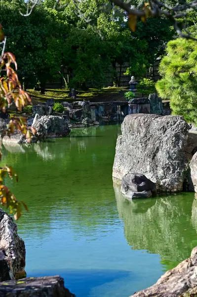 Japonya, Kyoto 'daki Nijo Şatosu' nun Japon garaj manzarası. Dünya Mirası Bölgesi, Japonya 'nın Kyoto şehrinde eski bir Japon mimarisi. Güneşli bir günde Nijo Kalesi 'nin güzelliğinin arkaplan manzarası.