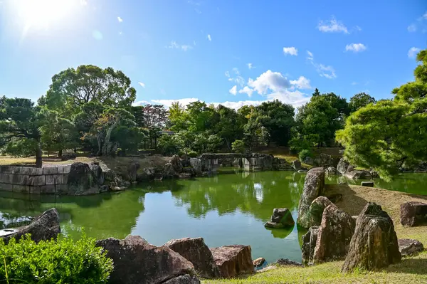 Japonya, Kyoto 'daki Nijo Şatosu' nun Japon garaj manzarası. Dünya Mirası Bölgesi, Japonya 'nın Kyoto şehrinde eski bir Japon mimarisi. Güneşli bir günde Nijo Kalesi 'nin güzelliğinin arkaplan manzarası.