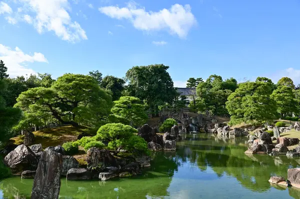 Japonya, Kyoto 'daki Nijo Şatosu' nun Japon garaj manzarası. Dünya Mirası Bölgesi, Japonya 'nın Kyoto şehrinde eski bir Japon mimarisi. Güneşli bir günde Nijo Kalesi 'nin güzelliğinin arkaplan manzarası.