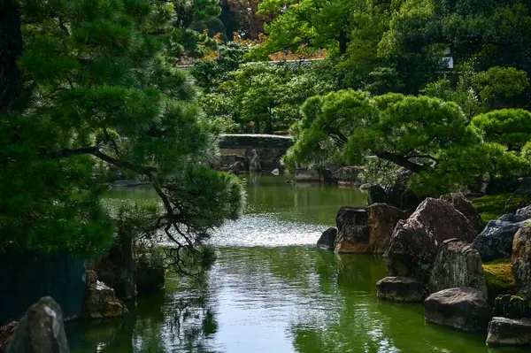 Japonya, Kyoto 'daki Nijo Şatosu' nun Japon garaj manzarası. Dünya Mirası Bölgesi, Japonya 'nın Kyoto şehrinde eski bir Japon mimarisi. Güneşli bir günde Nijo Kalesi 'nin güzelliğinin arkaplan manzarası.