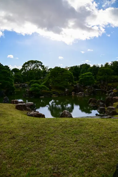 Japonya, Kyoto 'daki Nijo Şatosu' nun Japon garaj manzarası. Dünya Mirası Bölgesi, Japonya 'nın Kyoto şehrinde eski bir Japon mimarisi. Güneşli bir günde Nijo Kalesi 'nin güzelliğinin arkaplan manzarası.