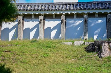 Nijo Kalesi, Kyoto, Japonya. Dünya Mirası Alanı. Japonya 'nın Kansai bölgesinde önemli bir turistik ilgi merkezi. Japonya 'nın ünlü tarihi mimarisi. Dış mekan ve doğa manzarası inşa ediliyor.