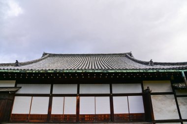 Nijo Kalesi, Kyoto, Japonya. Dünya Mirası Alanı. Japonya 'nın Kansai bölgesinde önemli bir turistik ilgi merkezi. Japonya 'nın ünlü tarihi mimarisi. Dış mekan ve doğa manzarası inşa ediliyor.