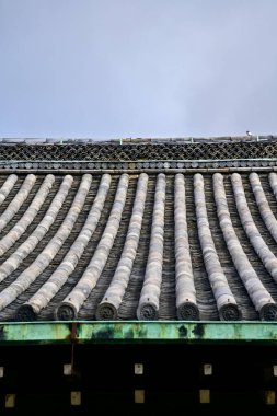 Nijo Kalesi 'nin çatısında, Kyoto, Japonya. Dünya Mirası Alanı. Çatı kiremit deseni. Japonya 'nın Kansai bölgesinde önemli bir turistik ilgi merkezi. Japonya 'nın ünlü tarihi mimarisi. Dış bina inşa ediliyor.