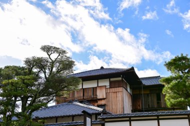 Nijo Kalesi, Kyoto, Japonya. Dünya Mirası Alanı. Japonya 'nın Kansai bölgesinde önemli bir turistik ilgi merkezi. Japonya 'nın ünlü tarihi mimarisi. Dış mekan ve doğa manzarası inşa ediliyor.