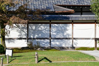 Nijo Kalesi, Kyoto, Japonya. Dünya Mirası Alanı. Japonya 'nın Kansai bölgesinde önemli bir turistik ilgi merkezi. Japonya 'nın ünlü tarihi mimarisi. Dış mekan ve doğa manzarası inşa ediliyor.