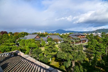 Japonya, Kyoto 'daki Nijo Kalesi' nin tepesinden doğa ve şehir manzarası. Dünya Mirası Alanı. Japonya 'nın Kansai bölgesinde önemli bir turistik ilgi merkezi. Japonya 'nın ünlü tarihi mimarisi. Doğa sahnesi.