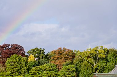 Japonya, Kyoto 'daki Nijo Kalesi' nden gökkuşağı görünüyor. Dünya Mirası Alanı. Japonya 'nın Kansai bölgesinde önemli bir turistik ilgi merkezi. Japonya 'nın ünlü tarihi mimarisi. Doğa sahnesi.