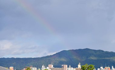 Japonya, Kyoto 'daki Nijo Kalesi' nden gökkuşağı görünüyor. Dünya Mirası Alanı. Japonya 'nın Kansai bölgesinde önemli bir turistik ilgi merkezi. Japonya 'nın ünlü tarihi mimarisi. Doğa sahnesi.