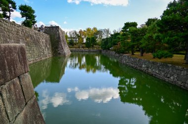 Nijo Kalesi 'nin hendeği, Kyoto, Japonya. Dünya Mirası Alanı. Japonya 'nın Kansai bölgesinde önemli bir turistik ilgi merkezi. Japonya 'nın ünlü tarihi mimarisi. Doğa sahnesi.