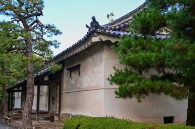Nijo Kalesi, Kyoto, Japonya. Dünya Mirası Alanı. Japonya 'nın Kansai bölgesinde önemli bir turistik ilgi merkezi. Japonya 'nın ünlü tarihi mimarisi. Dış mekan ve doğa manzarası inşa ediliyor.