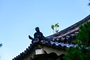 Nijo Kalesi 'nin çatısında, Kyoto, Japonya. Dünya Mirası Alanı. Çatı kiremit deseni. Japonya 'nın Kansai bölgesinde önemli bir turistik ilgi merkezi. Japonya 'nın ünlü tarihi mimarisi. Dış bina inşa ediliyor.