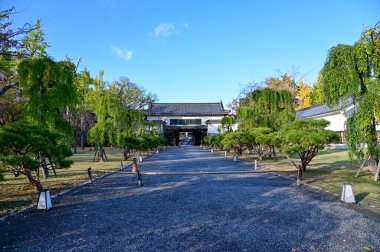 Nijo Kalesi, Kyoto, Japonya. Dünya Mirası Alanı. Japonya 'nın Kansai bölgesinde önemli bir turistik ilgi merkezi. Japonya 'nın ünlü tarihi mimarisi. Dış mekan ve doğa manzarası inşa ediliyor.