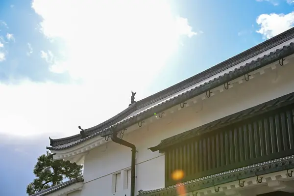 Nijo Kalesi, Kyoto, Japonya. Dünya Mirası Alanı. Japonya 'nın Kansai bölgesinde önemli bir turistik ilgi merkezi. Japonya 'nın ünlü tarihi mimarisi. Dış mekan ve doğa manzarası inşa ediliyor.