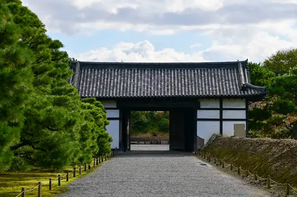 Nijo Kalesi, Kyoto, Japonya. Dünya Mirası Alanı. Japonya 'nın Kansai bölgesinde önemli bir turistik ilgi merkezi. Japonya 'nın ünlü tarihi mimarisi. Dış mekan ve doğa manzarası inşa ediliyor.