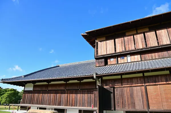 Nijo Kalesi, Kyoto, Japonya. Dünya Mirası Alanı. Japonya 'nın Kansai bölgesinde önemli bir turistik ilgi merkezi. Japonya 'nın ünlü tarihi mimarisi. Dış mekan ve doğa manzarası inşa ediliyor.