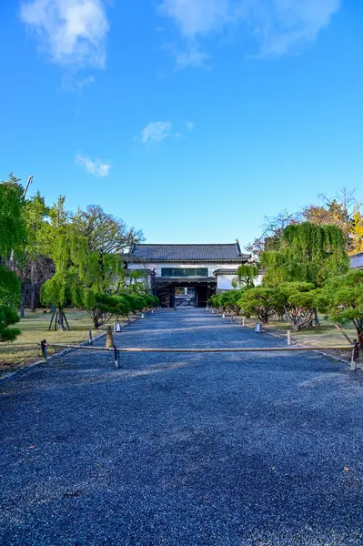Nijo Kalesi, Kyoto, Japonya. Dünya Mirası Alanı. Japonya 'nın Kansai bölgesinde önemli bir turistik ilgi merkezi. Japonya 'nın ünlü tarihi mimarisi. Dış mekan ve doğa manzarası inşa ediliyor.