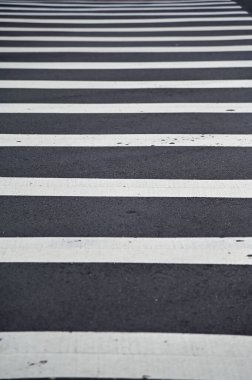 Yolda siyah beyaz yaya geçidi, Zebra geçidi işareti. Resim arkaplan olarak kullanılabilir