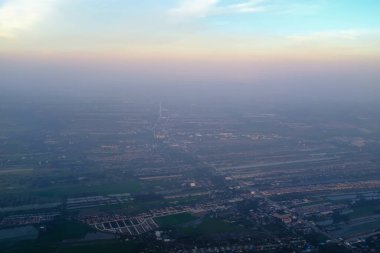 Tayvan, Taipei şehir manzaralı bir uçaktan bakıyorum. Taipei şehrinin Ariel manzarası. Çarpıcı doğa ve şehir manzarası. Seyahat kavramı.