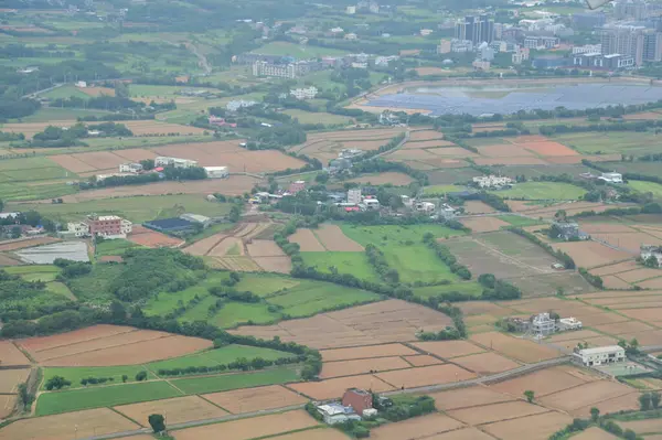 Tayvan, Taipei şehir manzaralı bir uçaktan bakıyorum. Taipei şehrinin Ariel manzarası. Çarpıcı doğa ve şehir manzarası. Seyahat kavramı.