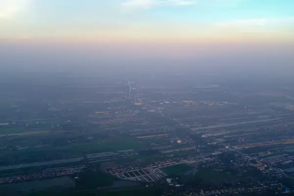 Tayvan, Taipei şehir manzaralı bir uçaktan bakıyorum. Taipei şehrinin Ariel manzarası. Çarpıcı doğa ve şehir manzarası. Seyahat kavramı.