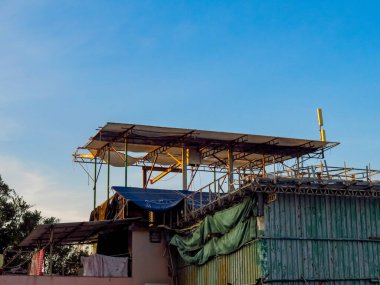 Hong Kong kırsal kesiminde. Hong Kong kırsal ve şehir manzaralı. Doğa ve seyahat kavramı.