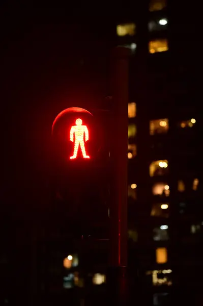 Yayalar yürüme sinyali vermez, kırmızı ışığı olan yayalar, trafik ışıkları ve geceleri Hong Kong 'da yürüyüş işaretleri. Arka planda bulanık binalar var. Hong Kong Şehri.. 