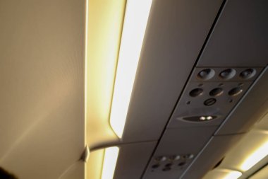 Uçağın içi. Uçak içi, uçak teçhizatı. Seyahat ve ulaşım kavramı.