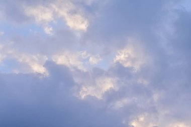 Güzel ve dramatik gökyüzü ve bulut manzarası. Mavi gökyüzü ve bulutlar. Doğa ve arka plan kullanımı.