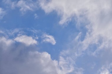 Güzel ve dramatik gökyüzü ve bulut manzarası. Mavi gökyüzü ve bulutlar. Doğa ve arka plan kullanımı.