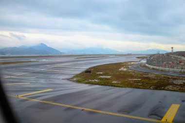 İniş sahnesinin uçak penceresinden bakıyorum. Havaalanı önlüğü sahnesi. Seyahat ve ulaşım kavramı.