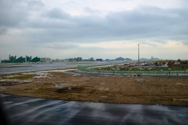 İniş sahnesinin uçak penceresinden bakıyorum. Havaalanı önlüğü sahnesi. Seyahat ve ulaşım kavramı.