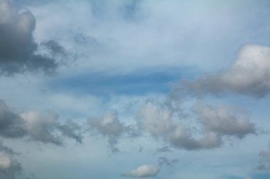 Güzel ve dramatik gökyüzü ve bulut manzarası. Mavi gökyüzü ve bulutlar. Doğa ve arka plan kullanımı.