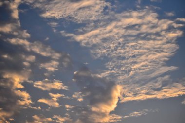 Gün batımında güneş ışığıyla dramatik renkli bulutlar. Bulutların arasından gün ışığı. Günbatımı gökyüzü, günbatımı arka planı. Doğa konsepti