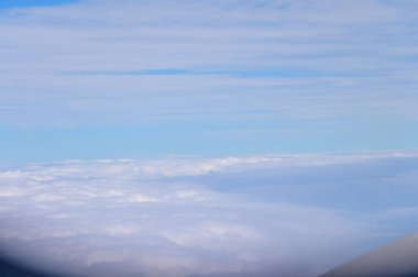 Çarpıcı bulutlar, beyaz bulutlu mavi gökyüzü. Doğa sahnesi. Doğa arkaplanı.