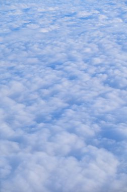 Çarpıcı bulutlar, beyaz bulutlu mavi gökyüzü. Doğa sahnesi. Doğa arkaplanı.