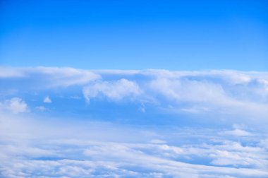 Çarpıcı bulutlar, beyaz bulutlu mavi gökyüzü. Doğa sahnesi. Doğa arkaplanı.