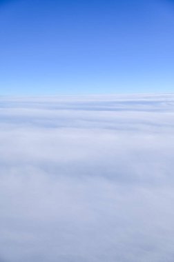 Çarpıcı bulutlar, beyaz bulutlu mavi gökyüzü. Doğa sahnesi. Doğa arkaplanı.