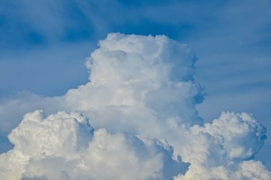 Mavi gökyüzü ile büyük tüylü beyaz bulutlar. Dramatik bulut manzarası. Doğa sahnesi. Doğa arkaplanı.