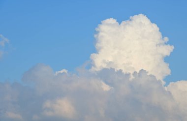 Mavi gökyüzü ile büyük tüylü beyaz bulutlar. Dramatik bulut manzarası. Doğa sahnesi. Doğa arkaplanı.