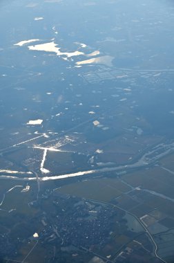Uçak penceresinden Çin şehrinin manzarası. Şehir manzarası, Çin ve Asya 'nın havadan görünüşü. Seyahat ve manzara. Seyahat ve doğa kavramı. 