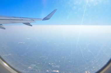 Uçak penceresinden Çin şehrinin manzarası. Şehir manzarası, Çin ve Asya 'nın havadan görünüşü. Seyahat ve manzara. Seyahat ve doğa kavramı. 