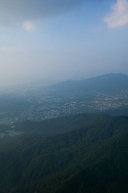 Hong Kong şehir manzaralı uçak penceresinden bakıyorum. Hong Kong şehri manzarası, Hong Kong manzarası yukarıdan. Manzara, seyahat konsepti ve doğa sahnesi. 