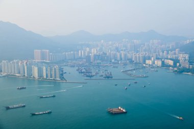 Hong Kong şehir manzaralı uçak penceresinden bakıyorum. Hong Kong şehri manzarası, Hong Kong manzarası yukarıdan. Manzara, seyahat konsepti ve doğa sahnesi. 
