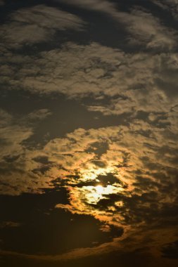 Dramatik gökyüzü ve parlak güneş ve güneş ışığıyla bulutlu bir manzara. Gökyüzüne bakıyorum. Güneşe odaklan. Doğa sahnesi.