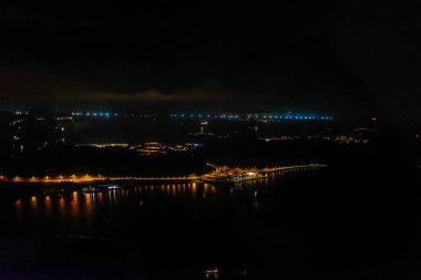 Uçak penceresinden Hong Kong deniz manzarası. Yukarıdan Hong Kong sahnesi. Seyahat ve manzara konsepti.