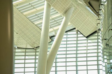 Modern mimari, modern şehir binası. Binanın pencereleri, iç tasarım. Modern mimarinin detayları. Soyut inşa ediliyor. Bina arkaplanı.